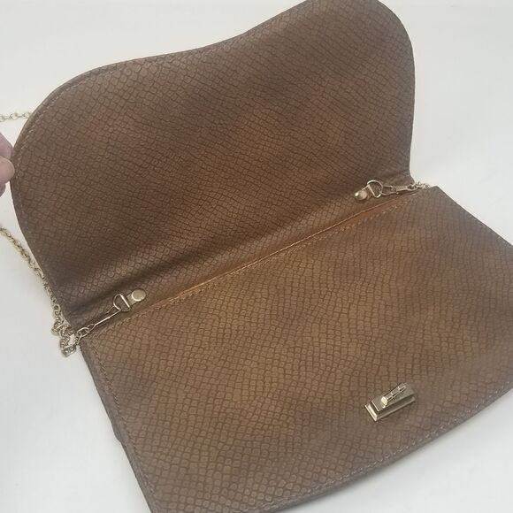 MIZTIGUE BROWN CROSSBODY BAG WITH GOLD CHAIN HANDLE. - Picture 10 of 13